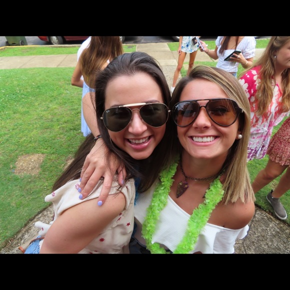 Meet your Posher, Carly - Picture 1 of 1